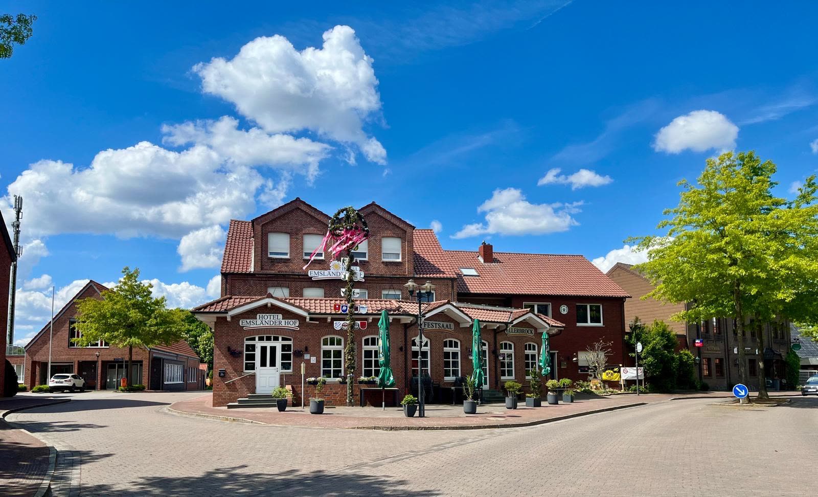 Der Emsländer Hof in Dörpen von außen an einem Sommertag