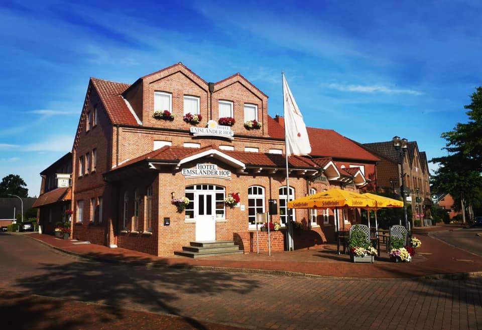 Der Emsländer Hof mit Terrasse und Sonnenschirmen