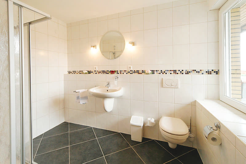 Modernes Badezimmer mit Dusche