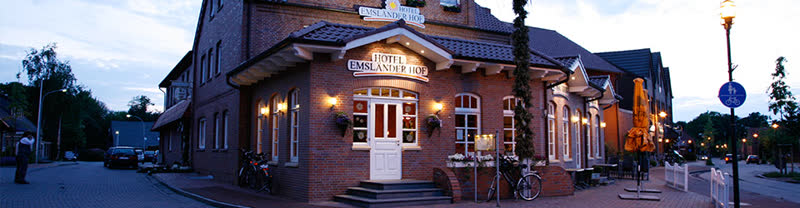 Der Emsländer Hof in der Abenddämmerung