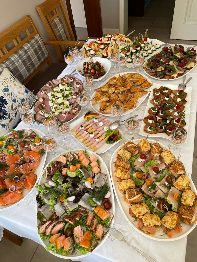 Reich bestücktes Buffet mit kalten Platten