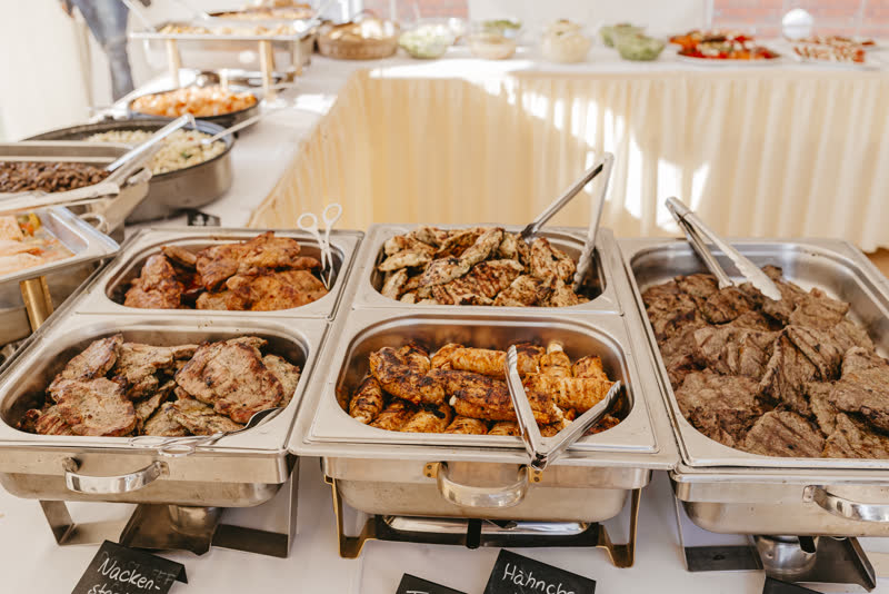 Warmes Buffet mit mehreren Speisen