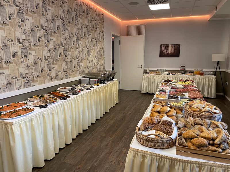 Aufgebautes Frühstücksbuffet