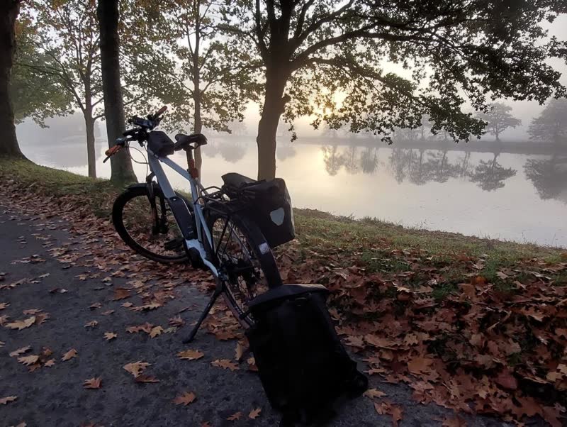 Fahrrad am Ufer im Herbstlicht