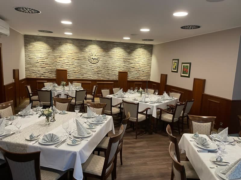 Eingedeckter Gastraum des Restaurants
