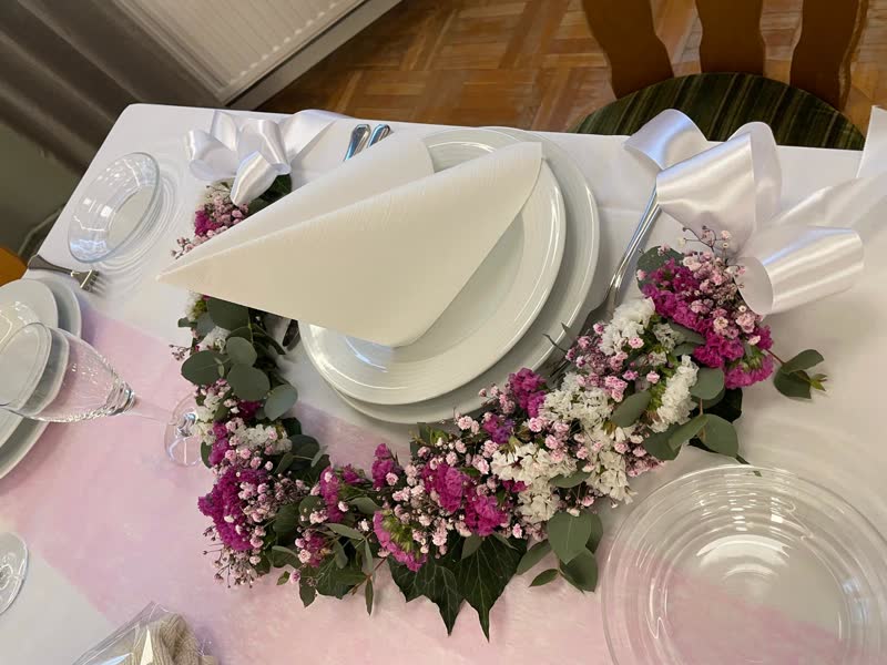 Festliche Tischdekoration mit Blumenkranz