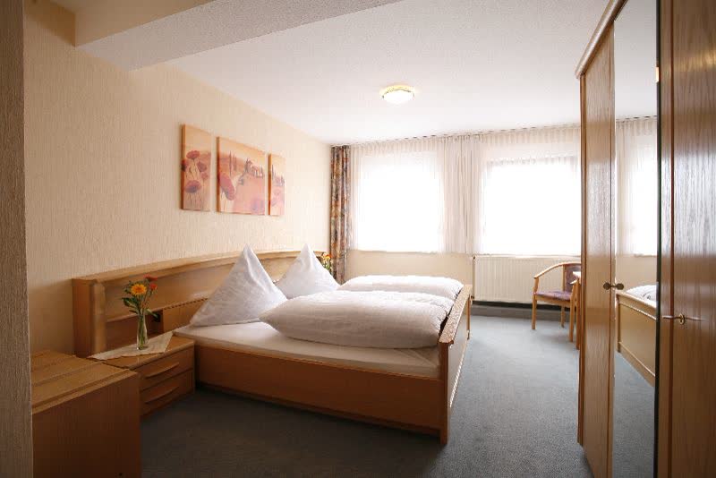 Gemütliches Hotelzimmer mit Doppelbett
